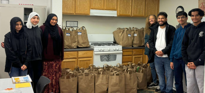 Pantry distributes 70 Thanksgiving bags