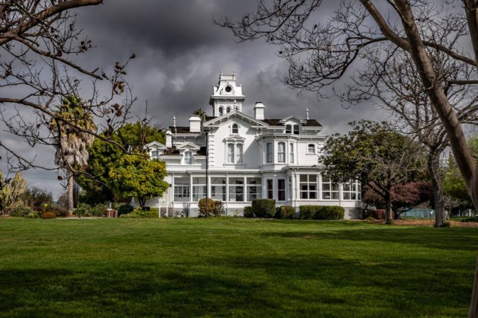 LenCook_1400_0009 Beyond the Veil Tours return to local historic homes