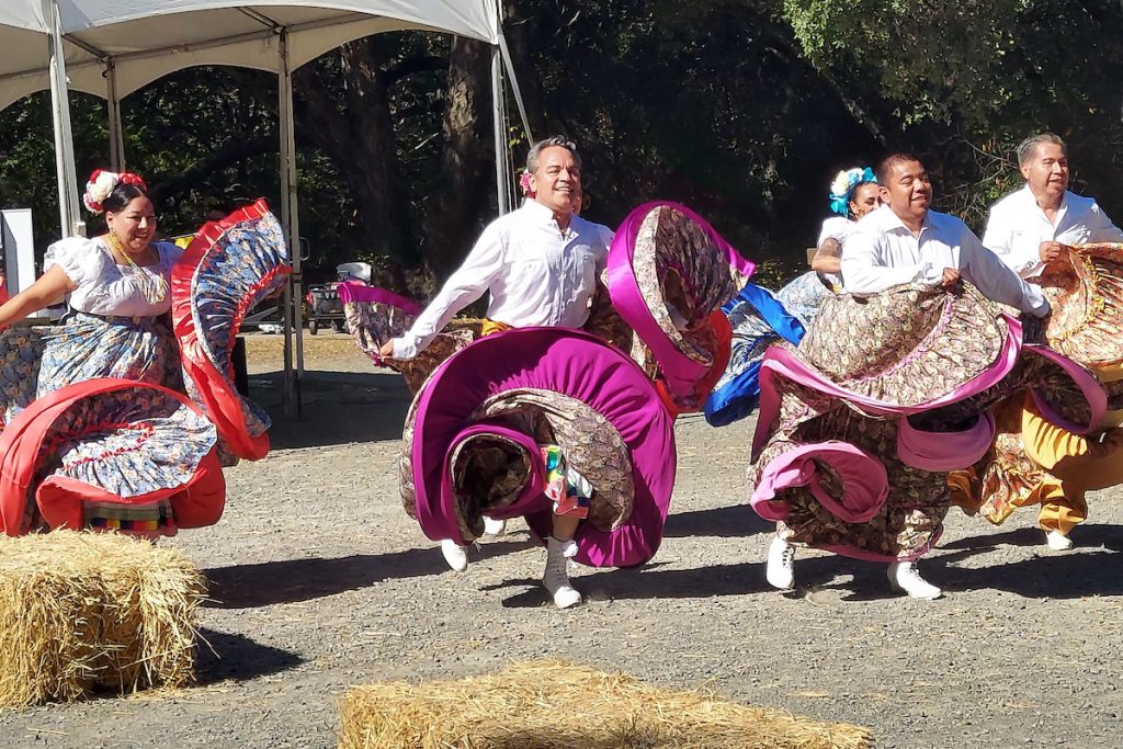 Ensamble Folclórico Colibrí showed off singing and dancing.
Monika Lee