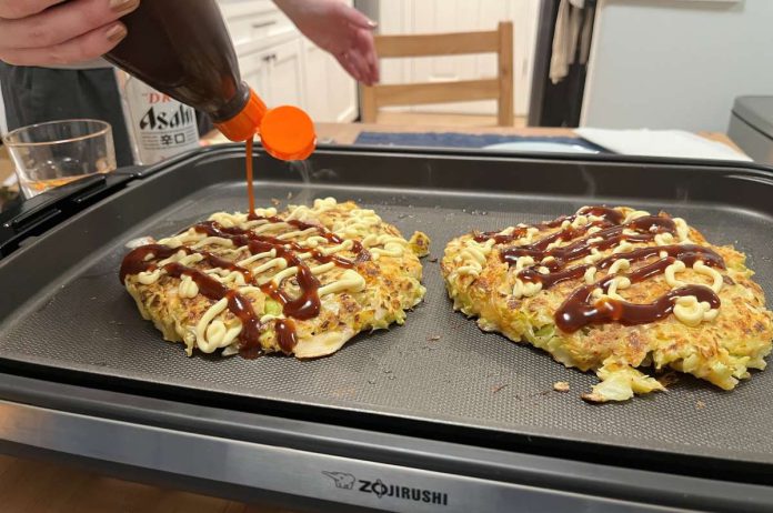 pouring sauce Make Okonomiyaki at home