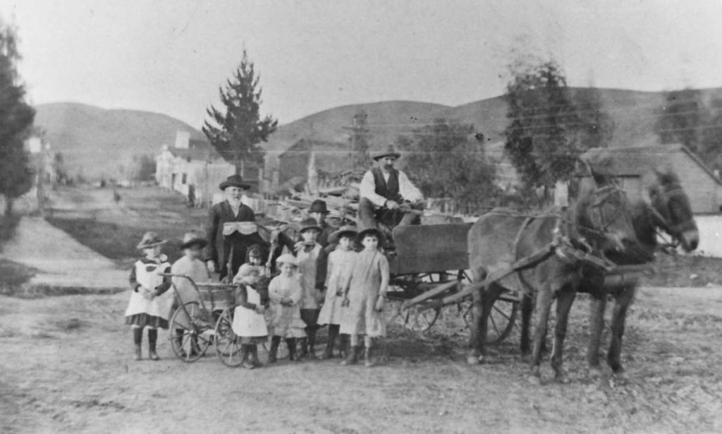 Horse drawn carriage, with people atop and on the side, on Vallejo Street looking north. (Mission San Jose)
Photos courtesy of Washington Township Museum of Local History