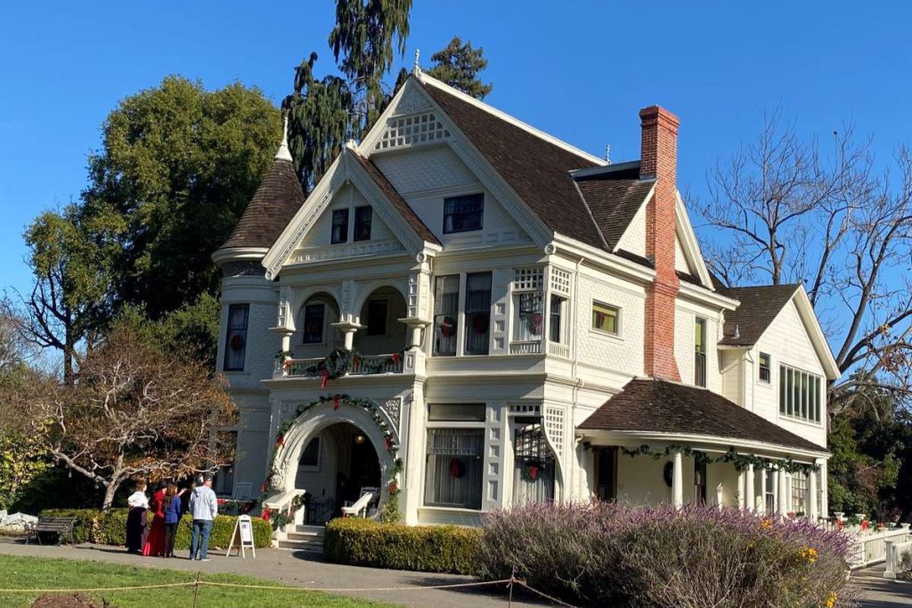 Patterson House is a Queen Anne Style house from Victorian times.
Stephanie Uchida