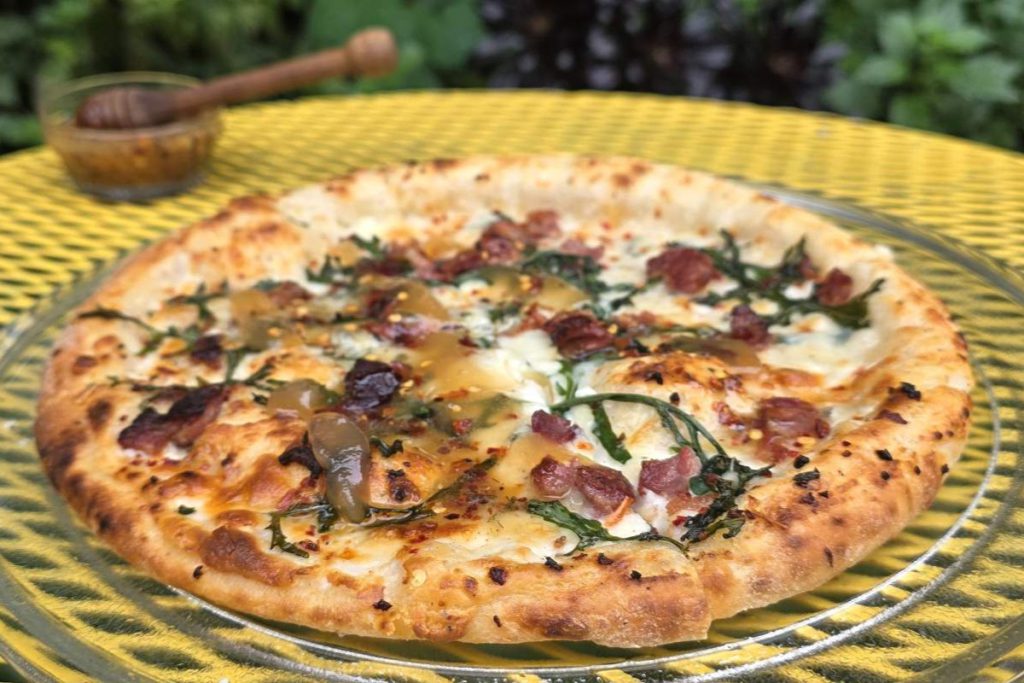 A LITTLE PIZZAZZ Hot honey was a pizza topping in Brazil before it got big as a condiment in the States.
Photos by Daniel O’Donnell