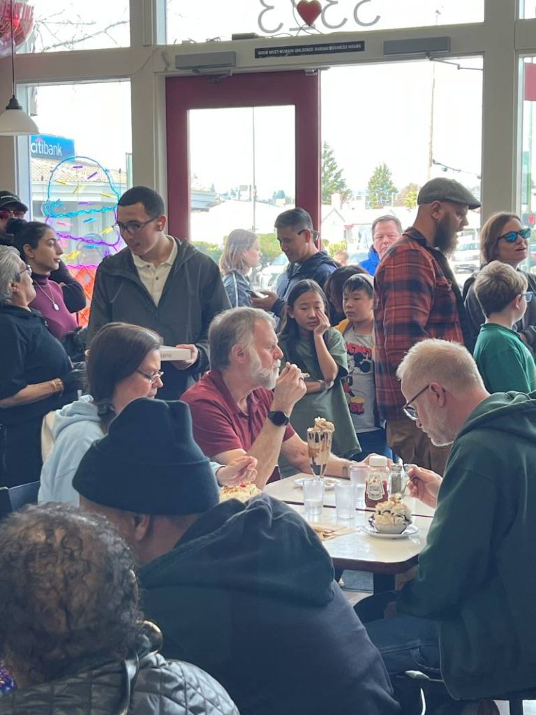 SWEET SORROW On the last day, the shop was crowded with fans saying goodbye.
David Newman