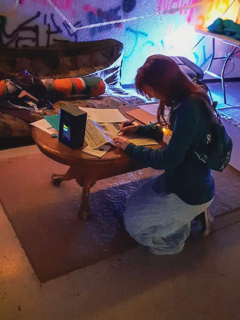 LOST AND FOUND Players gather items scattered around the room, looking for clues about what really happened last night.
Bora ‘Max’ Koknar