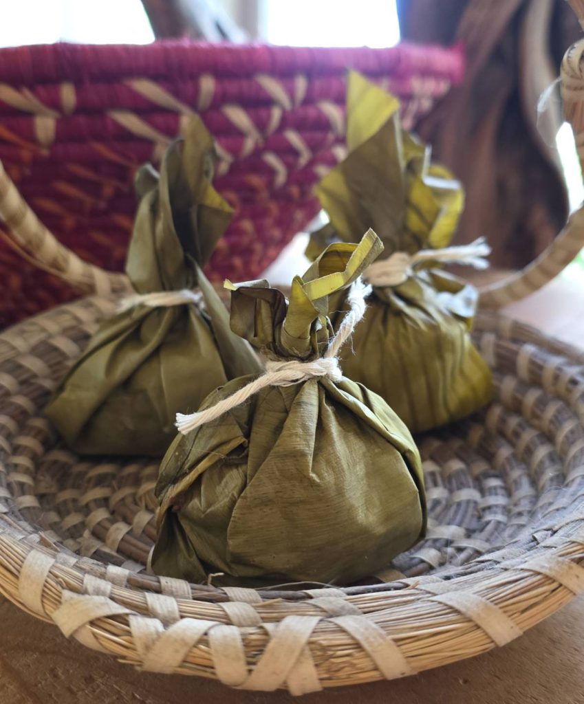 LE POISSON The Congolese seasoned fish dish, Liboké de poisson, comes in an adorable banana leaf wrapping tied with string.
Photos by Daniel O’Donnell