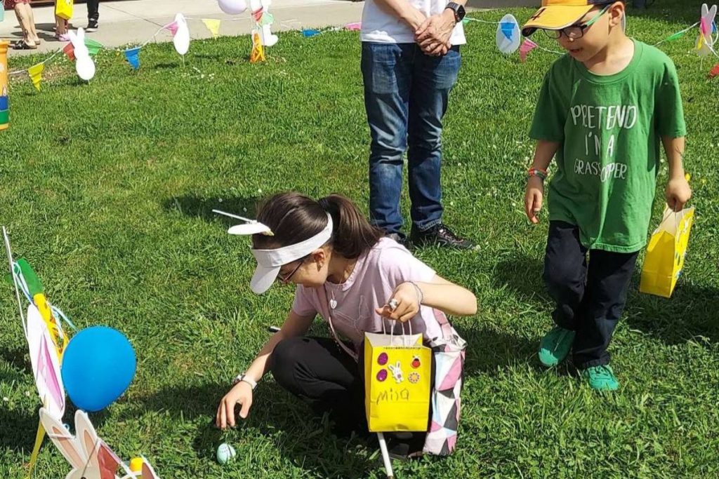 SPRING HUNT Children felt in the grass for the eggs with their hands, or with canes.
Monika Lee