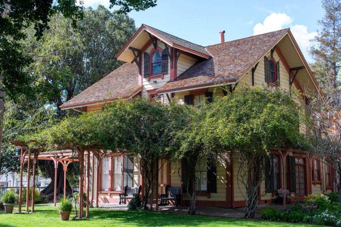 Photography stroll combines beauty of spring and historic Shinn House