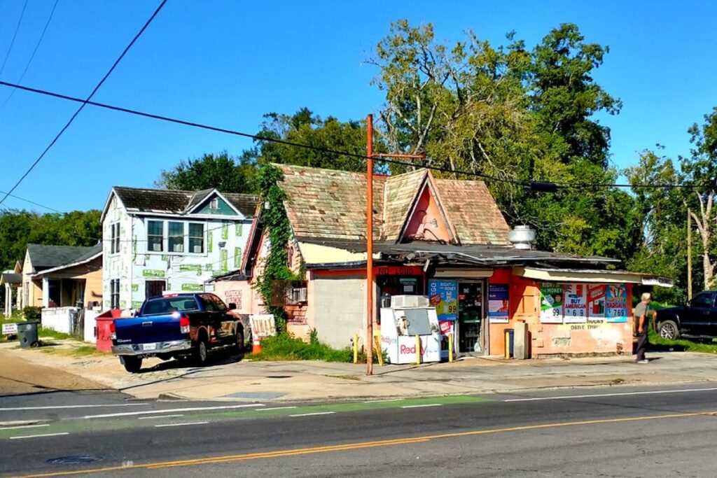 COMMUTER CONVENIENCE Shops in neighborhoods take one car off the road automatically as the owner does not need to drive to work.
Paul Lowry / CC BY 2.0