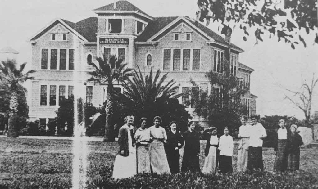 OLD TIMES The old 1890s Washington High School building looked more like a house.
Courtesy Washington High School Alumni Foundation