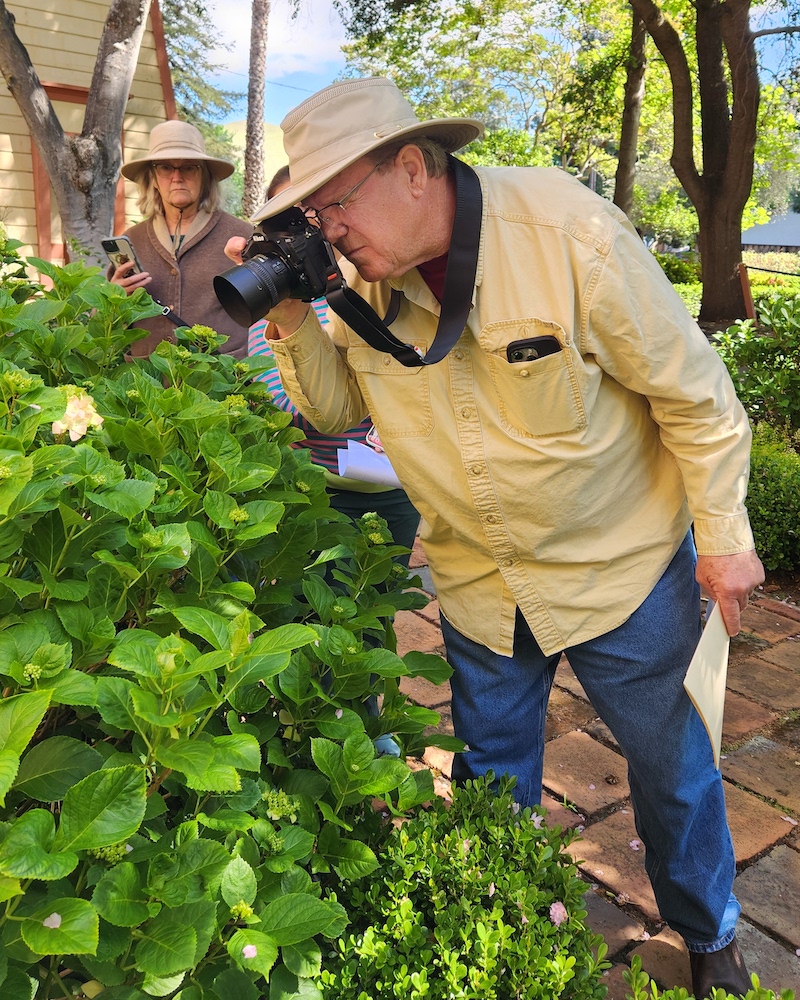 PHOTO GUIDE Professional photographer Scott Capen gave participants tips and tricks.
Mihika Kulkarni