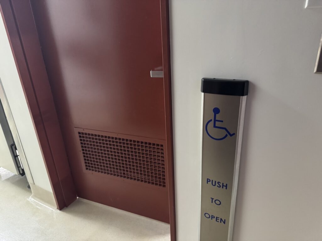 ACCESSIBLE TO ALL The accessible cafeteria bathroom door has a “PUSH TO OPEN” button. Photos by Roelle Balan