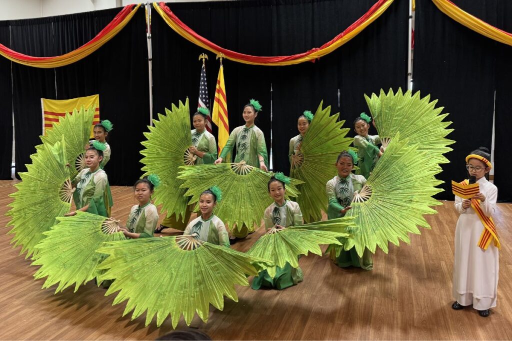 PAST AND FUTURE A group of girls perform a Vietnamese cultural dance.
Photos by Roelle Balan