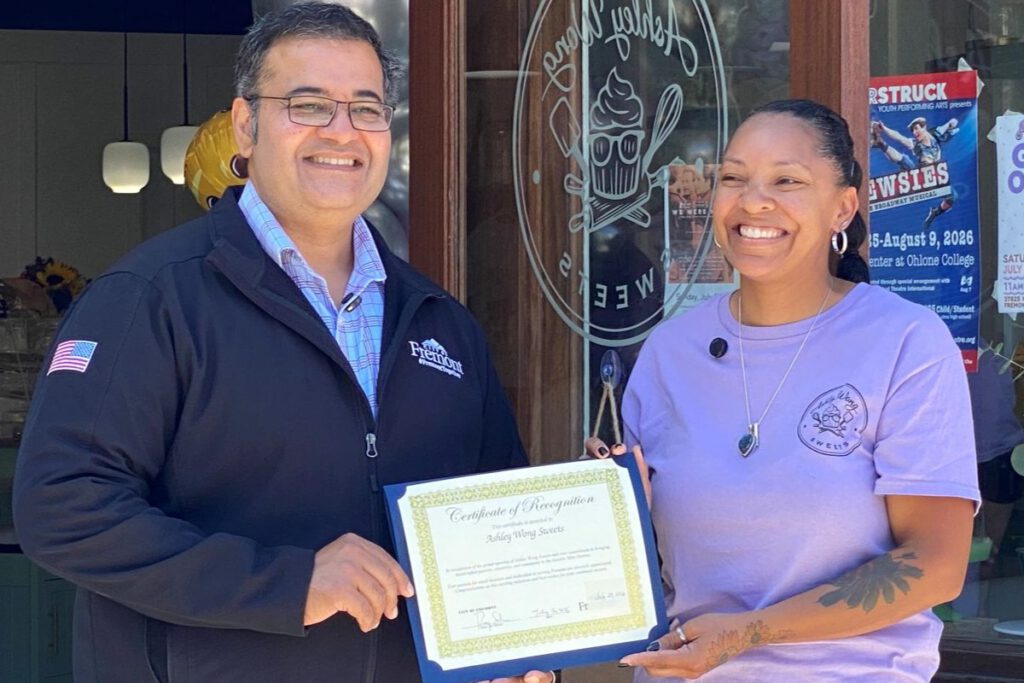 SWEET SUCCESS Raj Salwan presents Ashley Wong with a certificate of recognition.
Stephanie Uchida