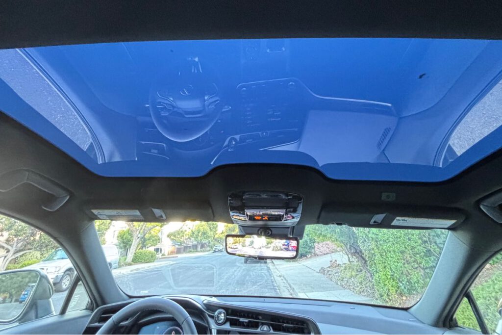CLEAR SKIES The Lexus RX’s ‘magic’ sunroof continues to amaze.
Photos by Michael Coates