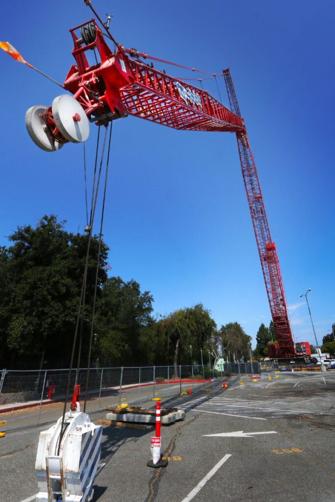 CRANE STYLE The massive crawler crane is one of the largest on the West Coast.
Photos by Victor Carvellas