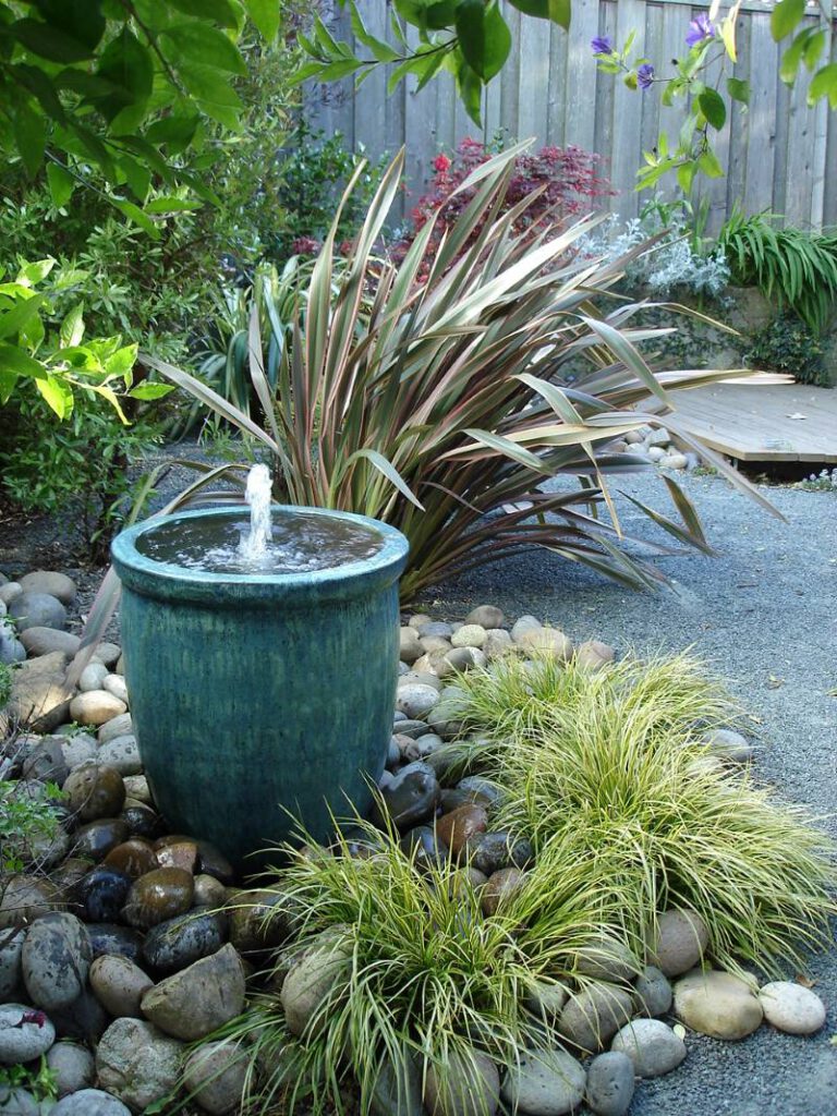 HIGH WATERS Water features with an elevated basin three feet and taller aren’t as good for ground wildlife, but are more protected for birds.
Photos by Daniel O’Donnell
